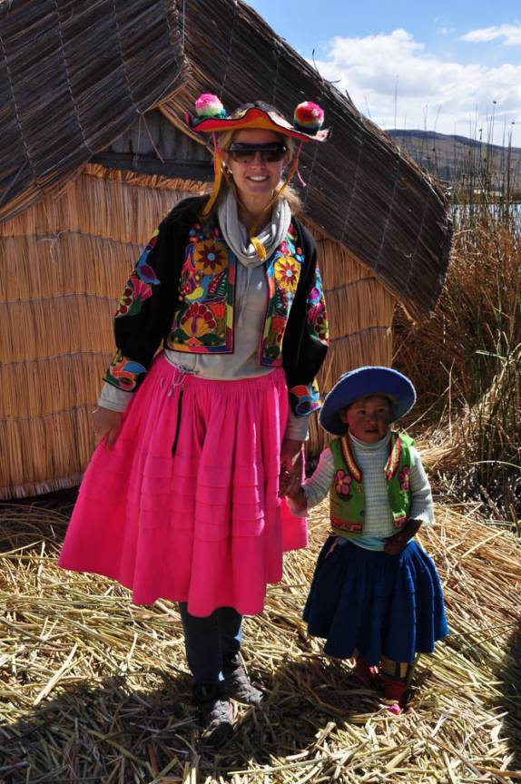 A Ana em trajes típicos Uros, na Ilha San Miguel, uma das mais de cem Islas Flotantes do lago Titicaca, perto de Puno, no Peru